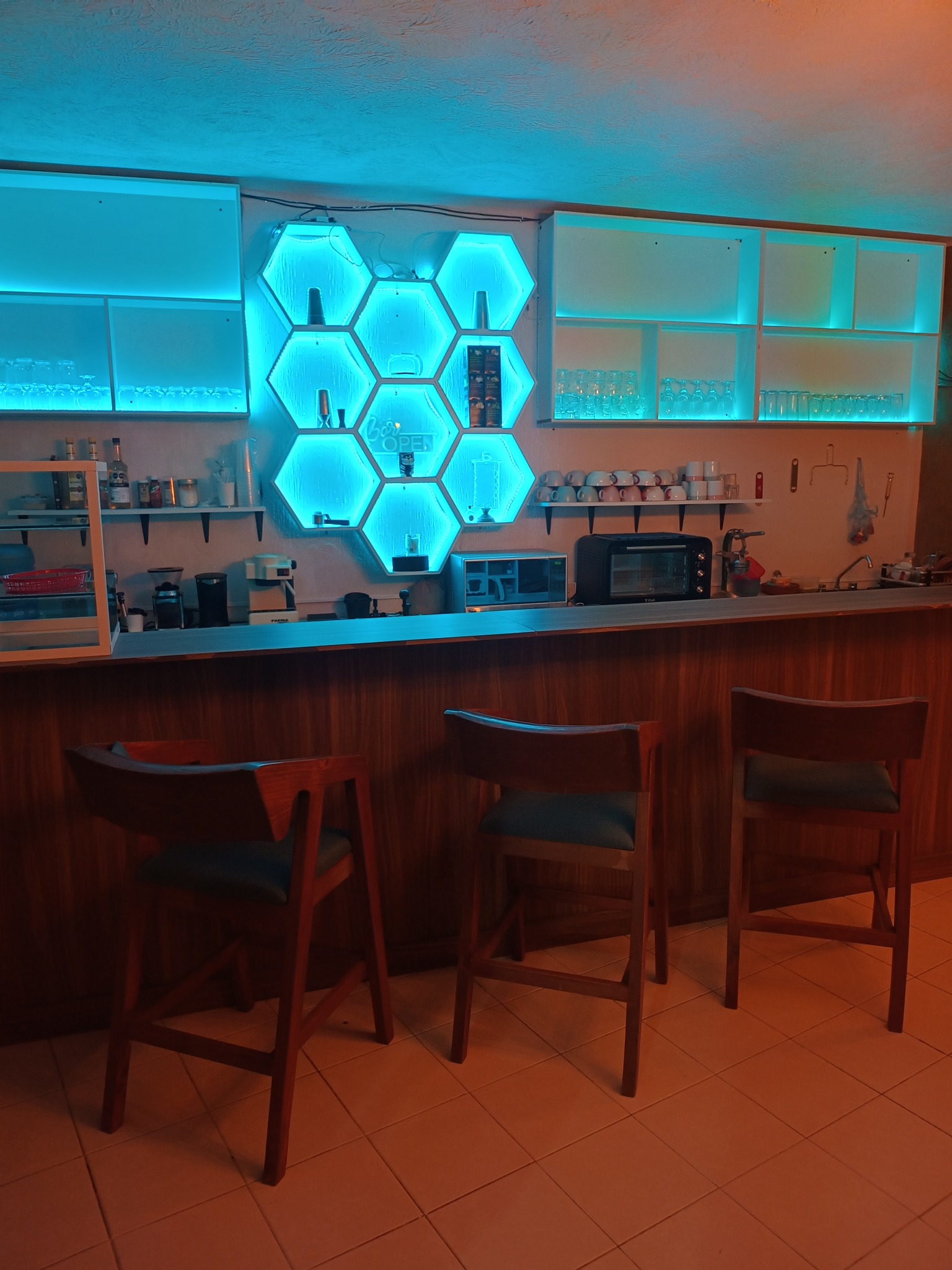 Barra interior iluminada de Café La Pila