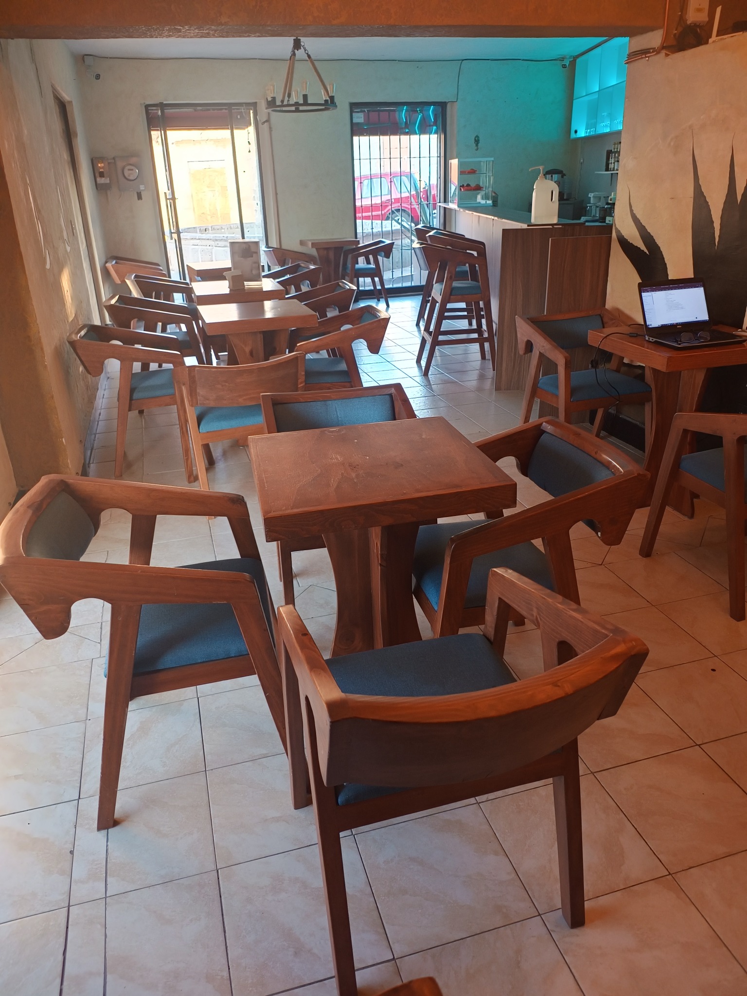 Mesas y barra